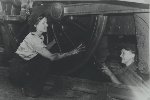 Women engine cleaners, Heaton, 1942. Mirrorpix.